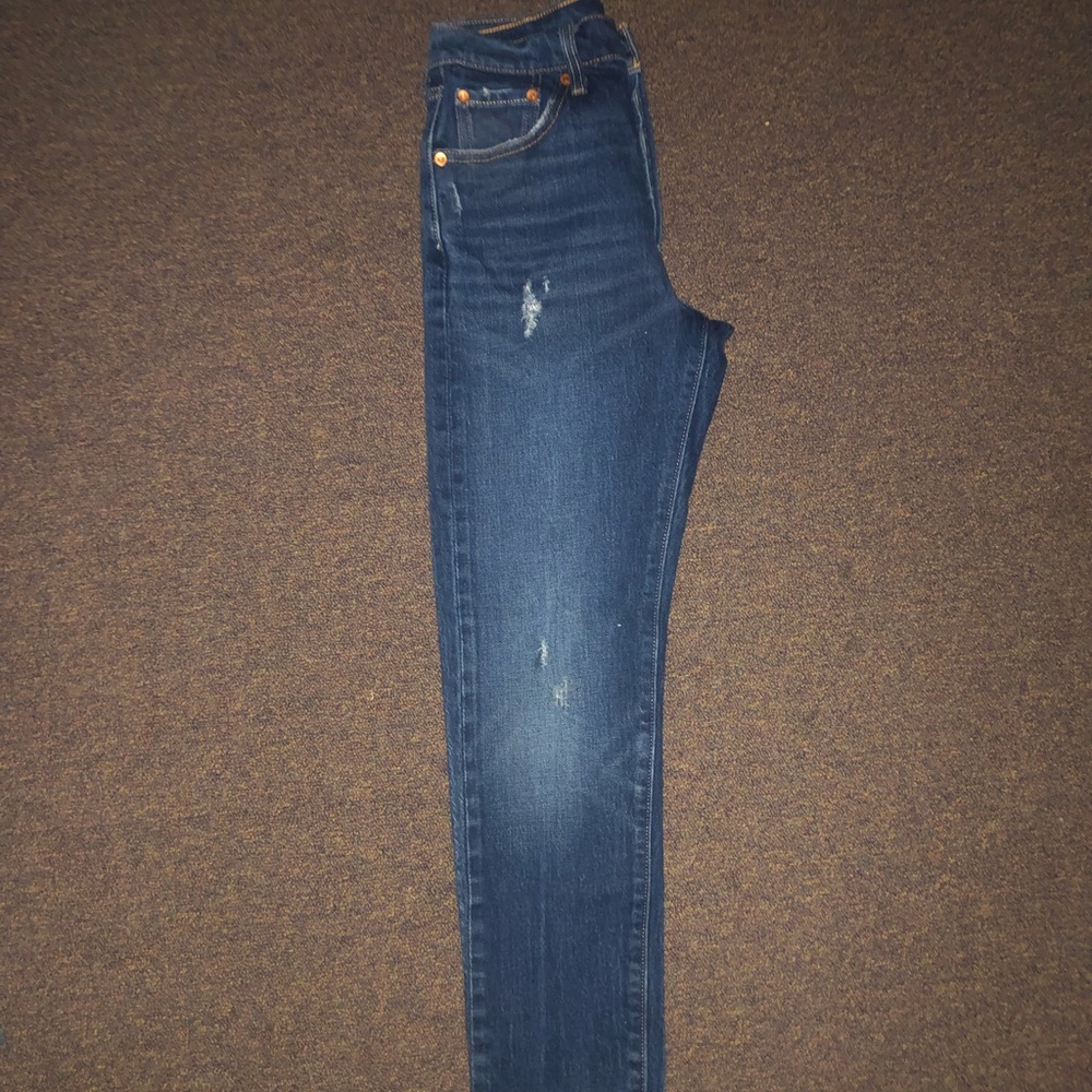 levi’s skinny jeans distressed ends
